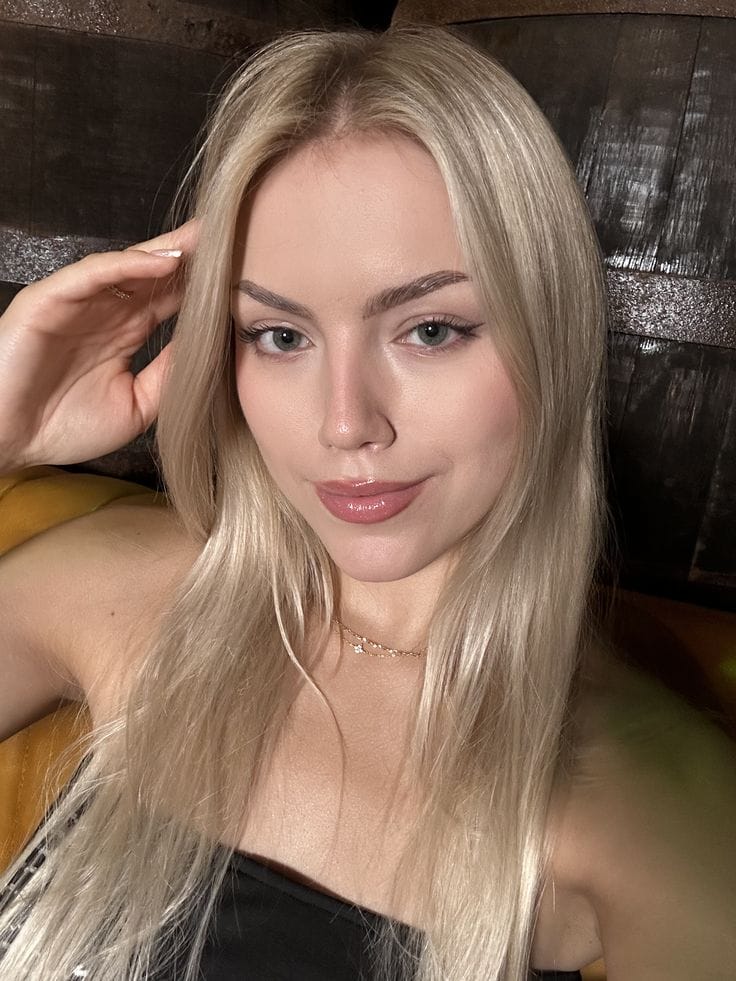 Cewek SMA dance di lorong sekolah, caption: “Runway vibes!”